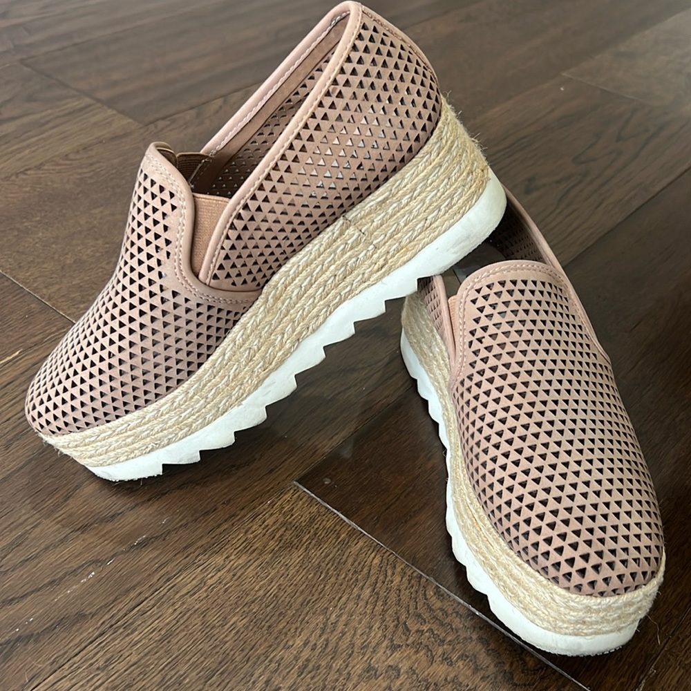 Womens size 8.5 Steve Madden espadrille shoe. Tan rope with white sole